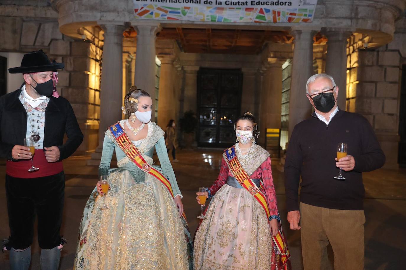 Las falleras mayores de Valencia, Consuelo Llobell y Claudia García, protagonizaron ayer la celebración del cuarto aniversario de la proclamación de las Fallas como Patrimonio de la Humanidad por la Unesco. Un brindis en la plaza del Ayuntamiento junto al alcalde, Joan Ribó, y al concejal de Cultura Festiva, Carlos Galiana, fue el acto central de un día que incluyó una ofrenda a la patrona de los pirotécnicos y visita a los talleres de los artistas de las fallas municipales de 2021.