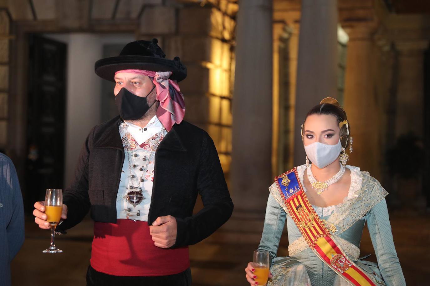 Las falleras mayores de Valencia, Consuelo Llobell y Claudia García, protagonizaron ayer la celebración del cuarto aniversario de la proclamación de las Fallas como Patrimonio de la Humanidad por la Unesco. Un brindis en la plaza del Ayuntamiento junto al alcalde, Joan Ribó, y al concejal de Cultura Festiva, Carlos Galiana, fue el acto central de un día que incluyó una ofrenda a la patrona de los pirotécnicos y visita a los talleres de los artistas de las fallas municipales de 2021.