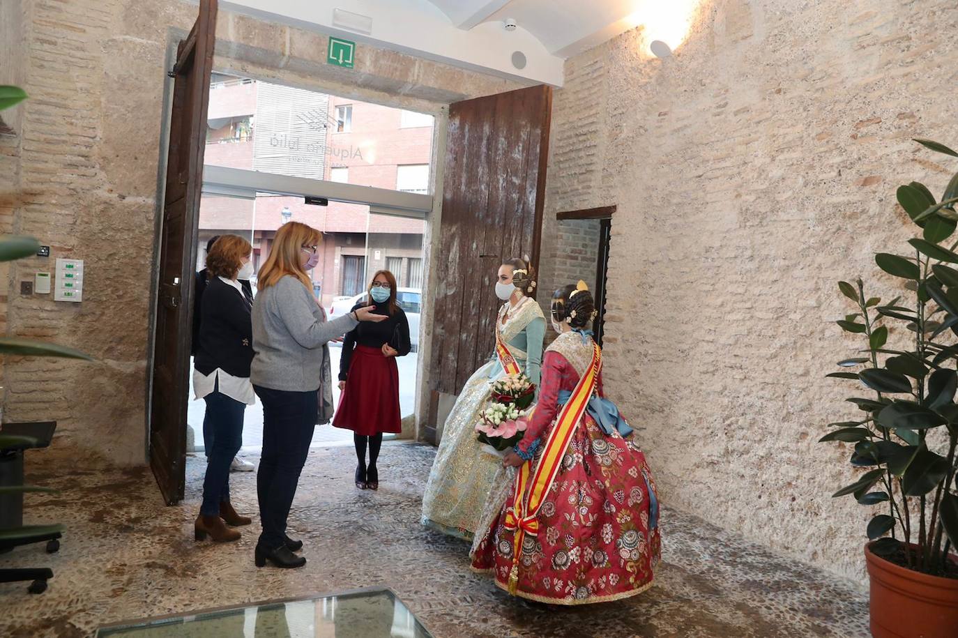 Las falleras mayores de Valencia, Consuelo Llobell y Claudia García, protagonizaron ayer la celebración del cuarto aniversario de la proclamación de las Fallas como Patrimonio de la Humanidad por la Unesco. Un brindis en la plaza del Ayuntamiento junto al alcalde, Joan Ribó, y al concejal de Cultura Festiva, Carlos Galiana, fue el acto central de un día que incluyó una ofrenda a la patrona de los pirotécnicos y visita a los talleres de los artistas de las fallas municipales de 2021.