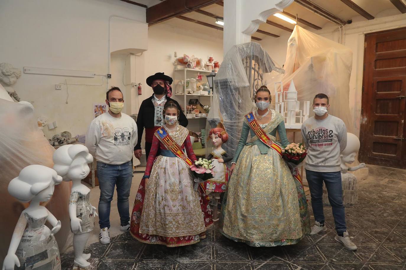 Las falleras mayores de Valencia, Consuelo Llobell y Claudia García, protagonizaron ayer la celebración del cuarto aniversario de la proclamación de las Fallas como Patrimonio de la Humanidad por la Unesco. Un brindis en la plaza del Ayuntamiento junto al alcalde, Joan Ribó, y al concejal de Cultura Festiva, Carlos Galiana, fue el acto central de un día que incluyó una ofrenda a la patrona de los pirotécnicos y visita a los talleres de los artistas de las fallas municipales de 2021.