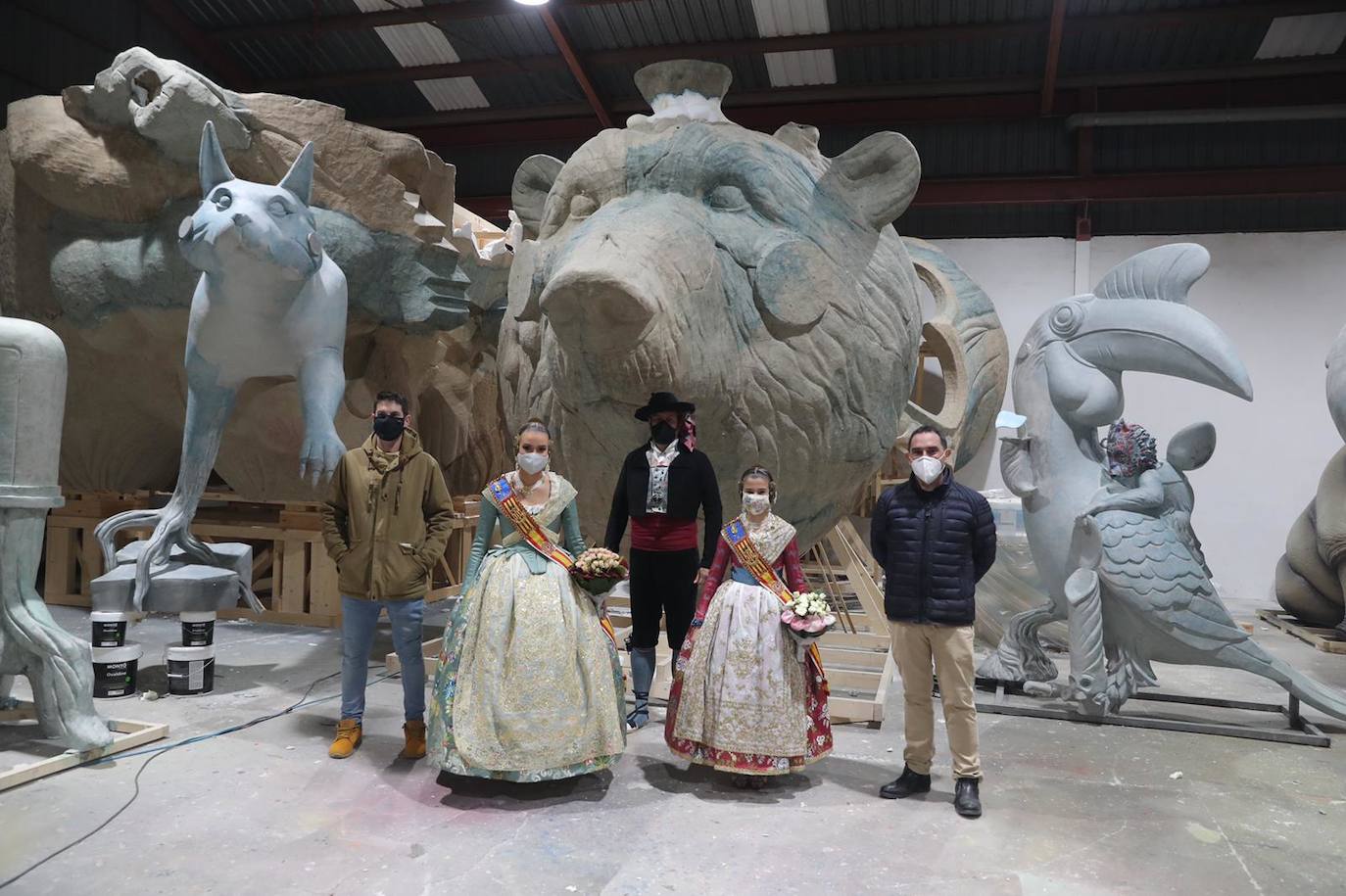 Las falleras mayores de Valencia, Consuelo Llobell y Claudia García, protagonizaron ayer la celebración del cuarto aniversario de la proclamación de las Fallas como Patrimonio de la Humanidad por la Unesco. Un brindis en la plaza del Ayuntamiento junto al alcalde, Joan Ribó, y al concejal de Cultura Festiva, Carlos Galiana, fue el acto central de un día que incluyó una ofrenda a la patrona de los pirotécnicos y visita a los talleres de los artistas de las fallas municipales de 2021.