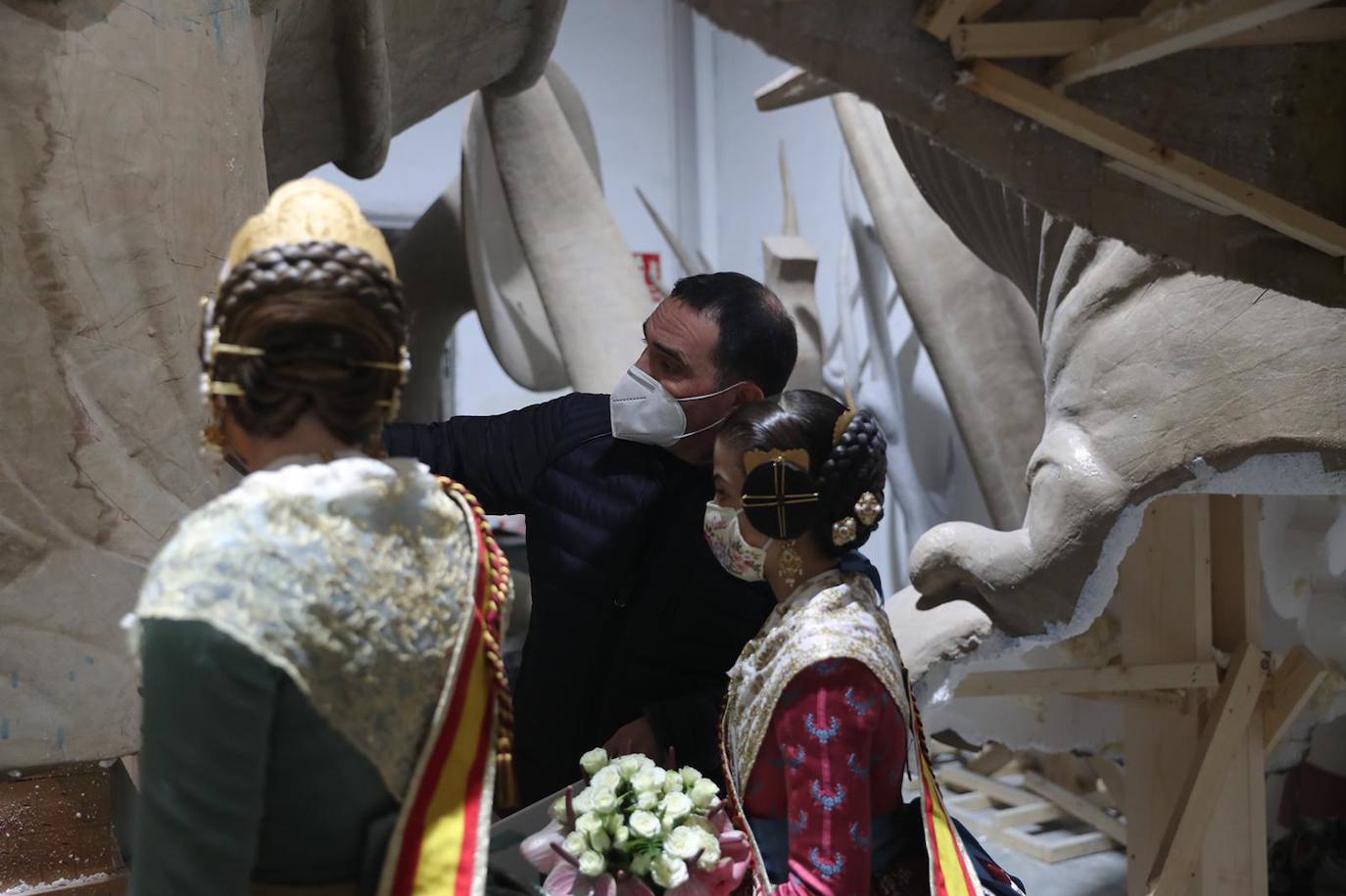 Las falleras mayores de Valencia, Consuelo Llobell y Claudia García, protagonizaron ayer la celebración del cuarto aniversario de la proclamación de las Fallas como Patrimonio de la Humanidad por la Unesco. Un brindis en la plaza del Ayuntamiento junto al alcalde, Joan Ribó, y al concejal de Cultura Festiva, Carlos Galiana, fue el acto central de un día que incluyó una ofrenda a la patrona de los pirotécnicos y visita a los talleres de los artistas de las fallas municipales de 2021.