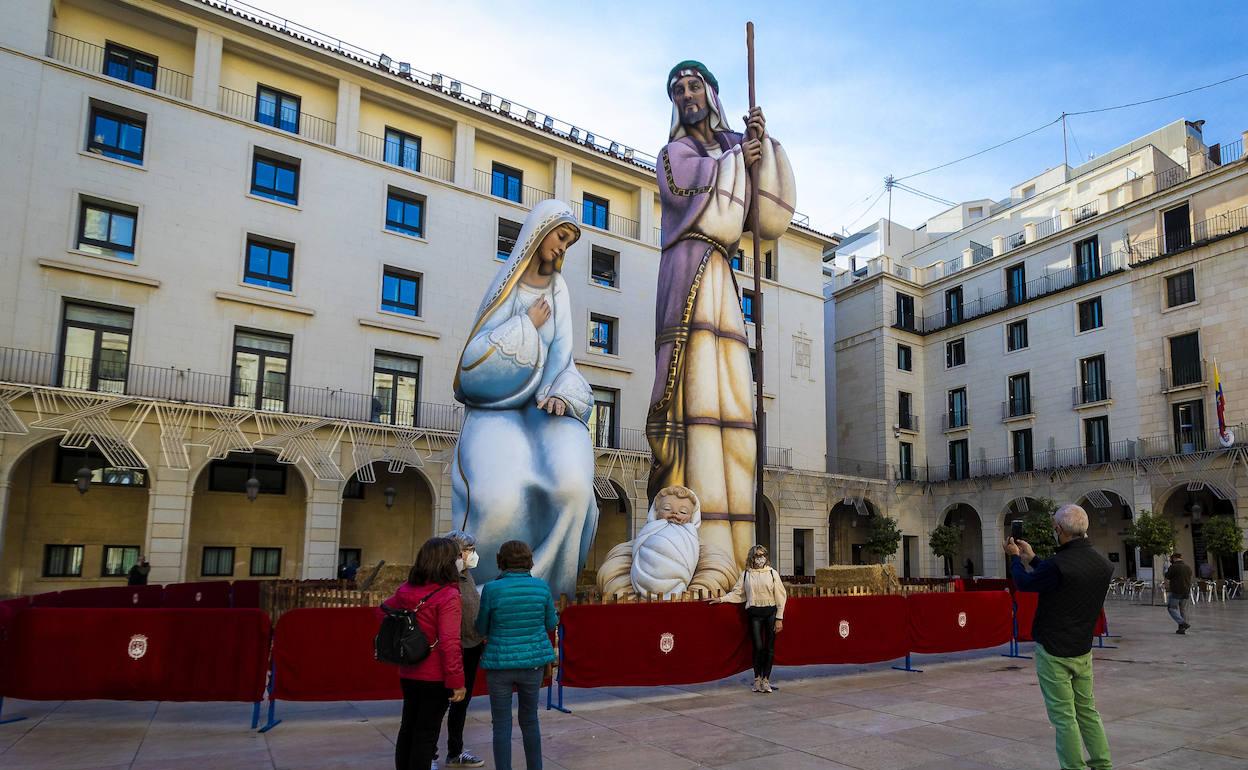 Con un San José de Casi 19 metros Alicante acoge el belén más alto del mundo. 