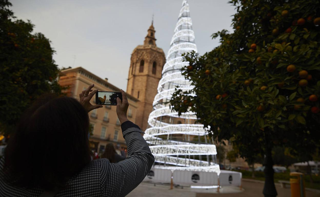 Árbol navideño de la plaza de la Reina. 