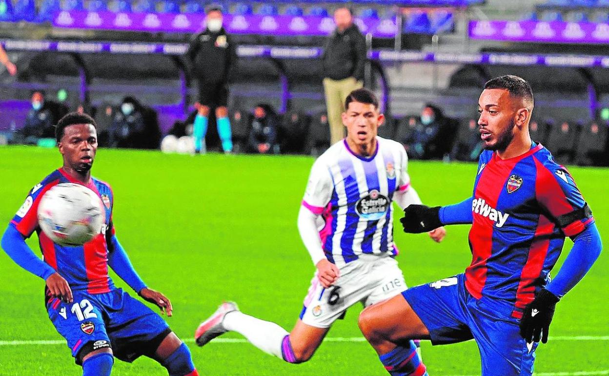 Ruben Vezo se prepara para controlar un balón en Valladolid.