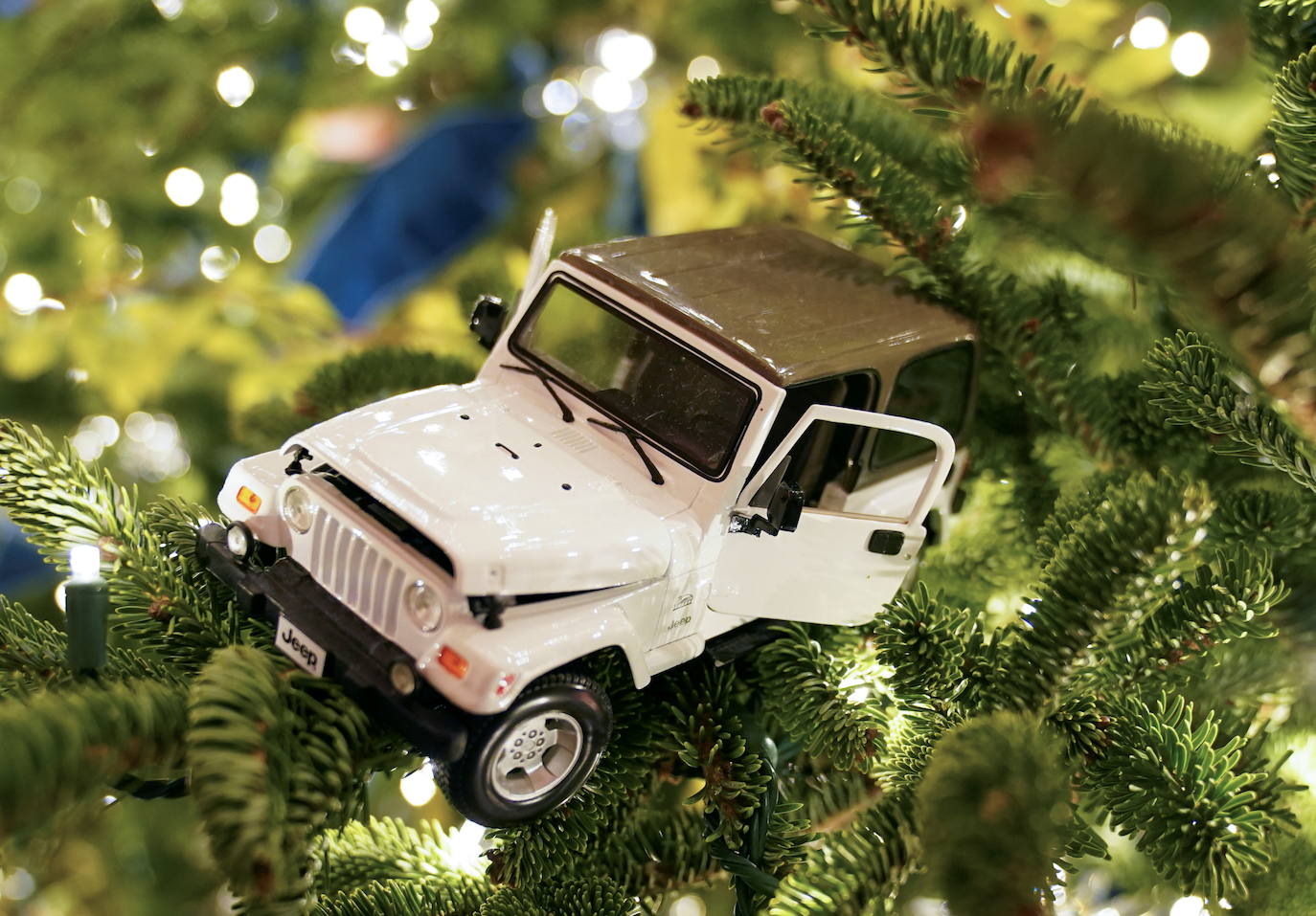 Estas navidades serán las últimas de Melania Trump en la Casa Blanca y no ha querido faltar a la tradición de recibir al abeto más alto que decorará su aún hogar, una costumbre que se lleva haciendo desde 1966. Un carro de caballos ha acercado al abeto agraciado, que mide 5,6 metros, hasta la entrada de la residencia presidencial, que ya ha presentado su decoración navideña. 