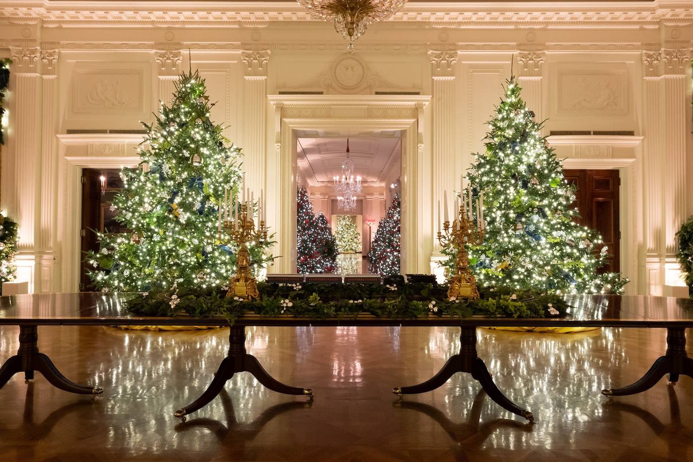 Estas navidades serán las últimas de Melania Trump en la Casa Blanca y no ha querido faltar a la tradición de recibir al abeto más alto que decorará su aún hogar, una costumbre que se lleva haciendo desde 1966. Un carro de caballos ha acercado al abeto agraciado, que mide 5,6 metros, hasta la entrada de la residencia presidencial, que ya ha presentado su decoración navideña. 
