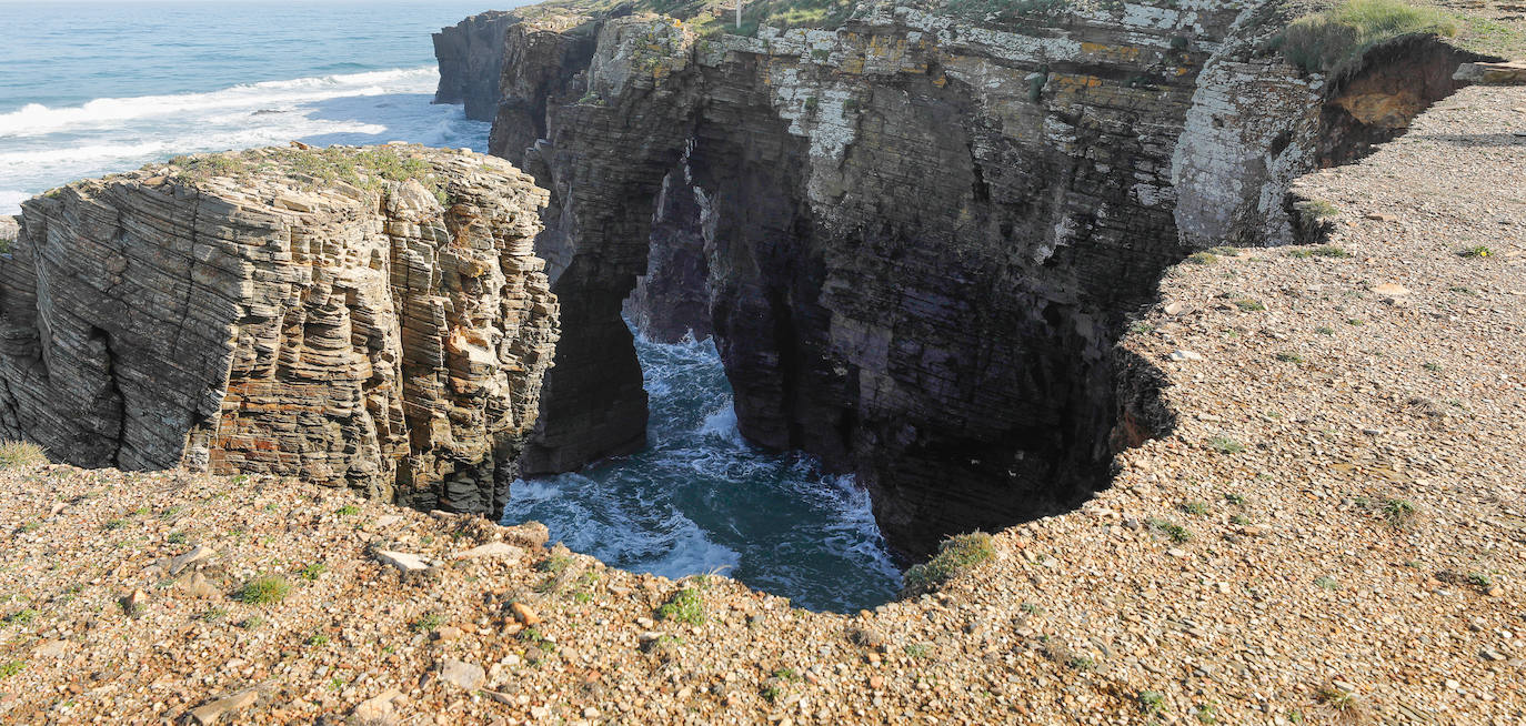 La playa de As Catedrais ha perdido este lunes parte de uno de sus emblemáticos arcos sobre el mar, símbolo turístico de la costa de Lugo. Ha colapsado sobre el agua por efecto de la erosión marina. Este espacio es una Zona de Especial Protección de los Valores Naturales. Con una superficie de casi 29 hectáreas, la playa está situada en el extremo nordeste de la provincia de Lugo, en la línea litoral entre los municipios de Ribadeo y Foz.