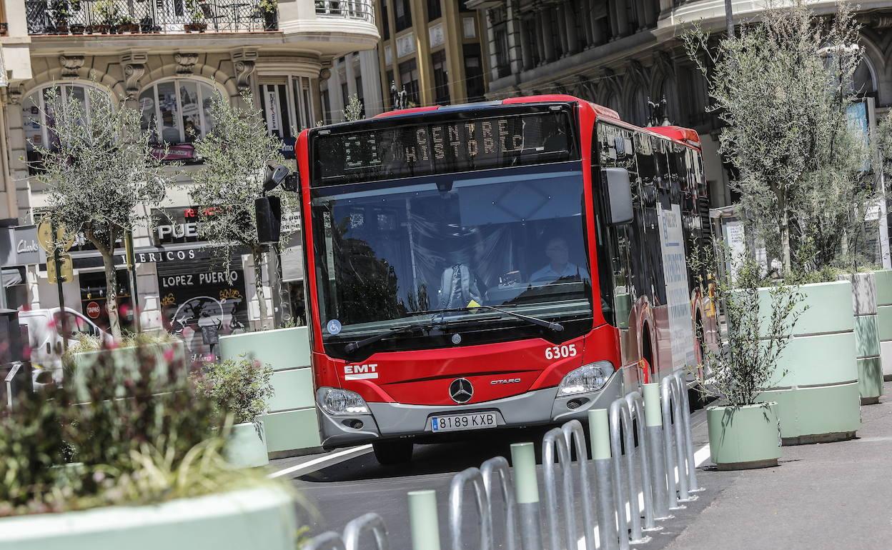 Línea C1 que atraviesa la plaza del Ayuntamiento de Valencia. 