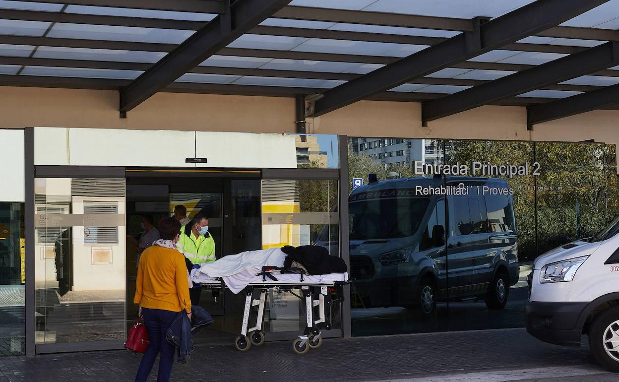 Entrada del Hospital La Fe de Valencia. 