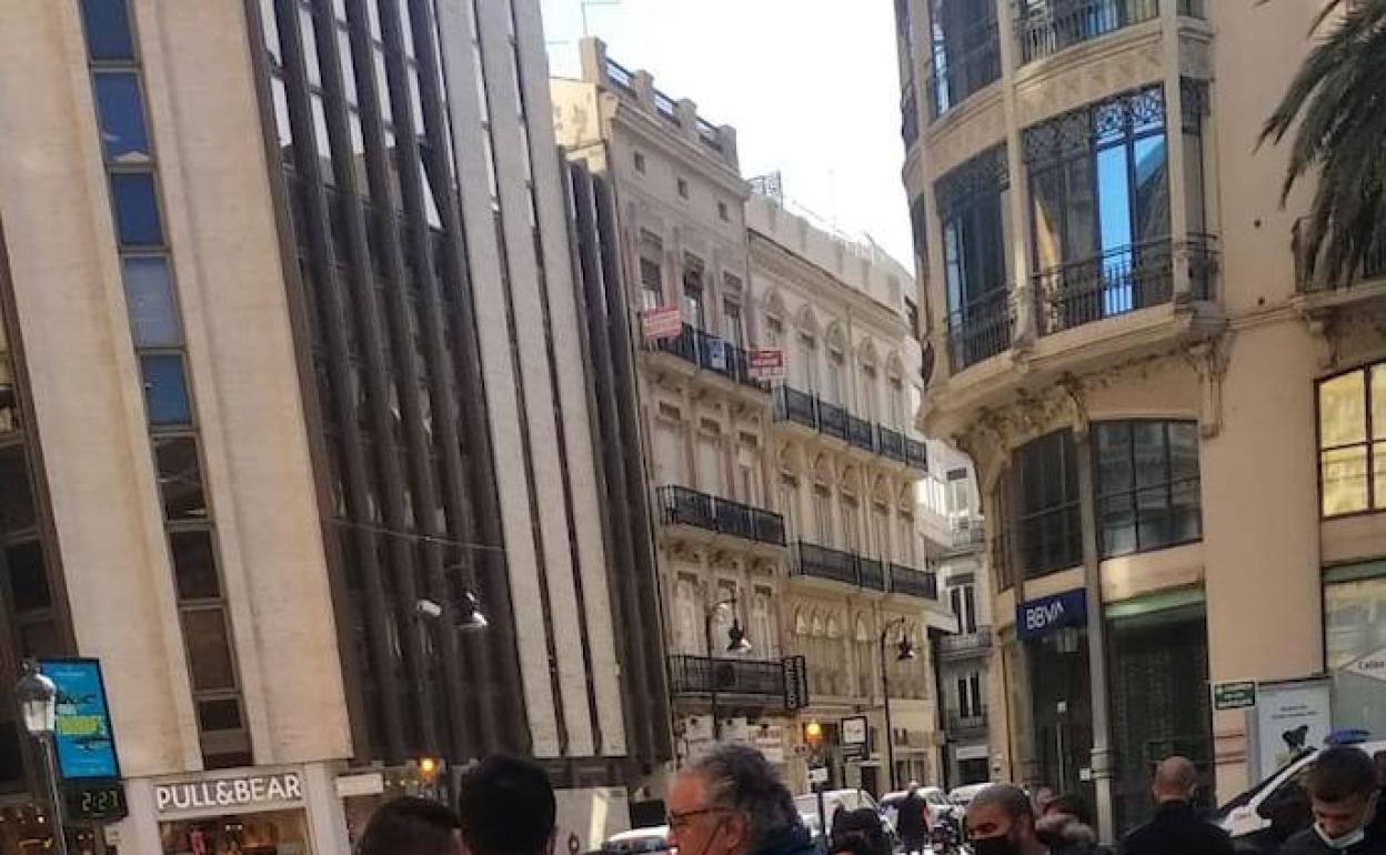 La concentración de los afectados frente a la sucursal bancaria. 