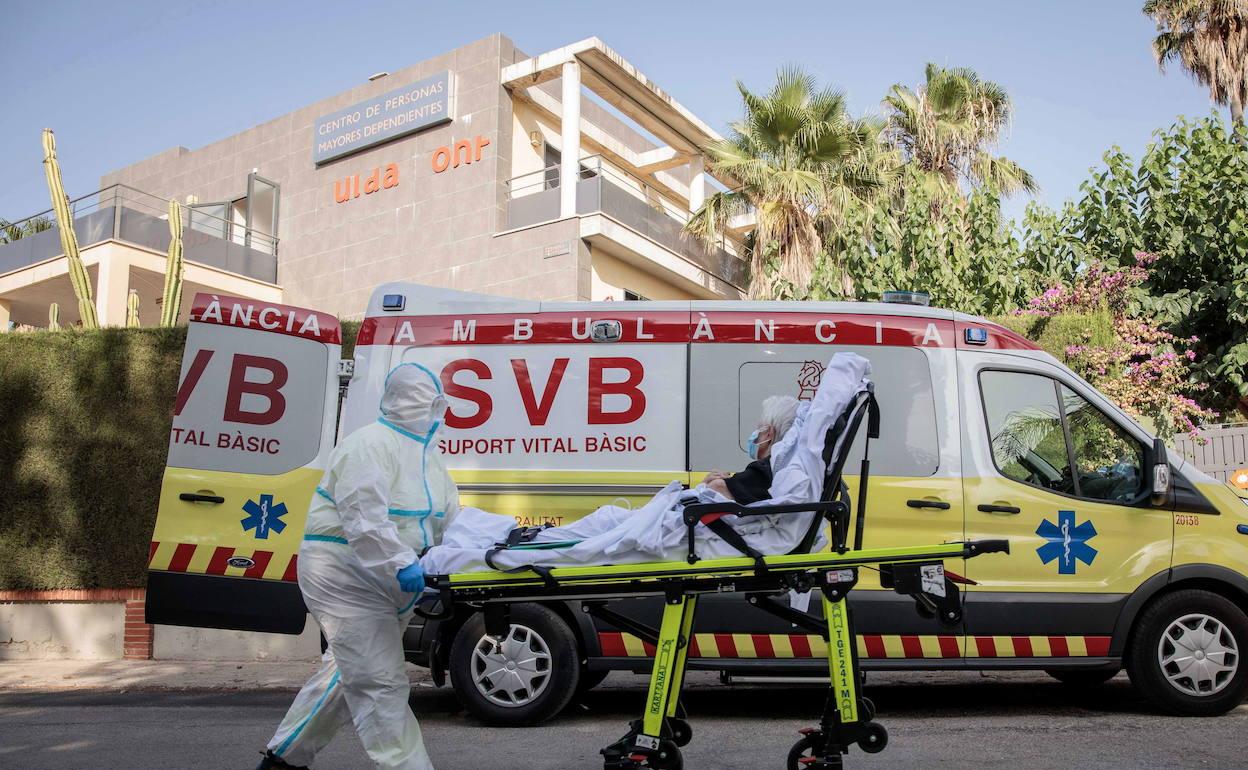 Un traslado de un anciano en ambulancia desde una residencia de mayores valenciana en la que se detectó un brote. 