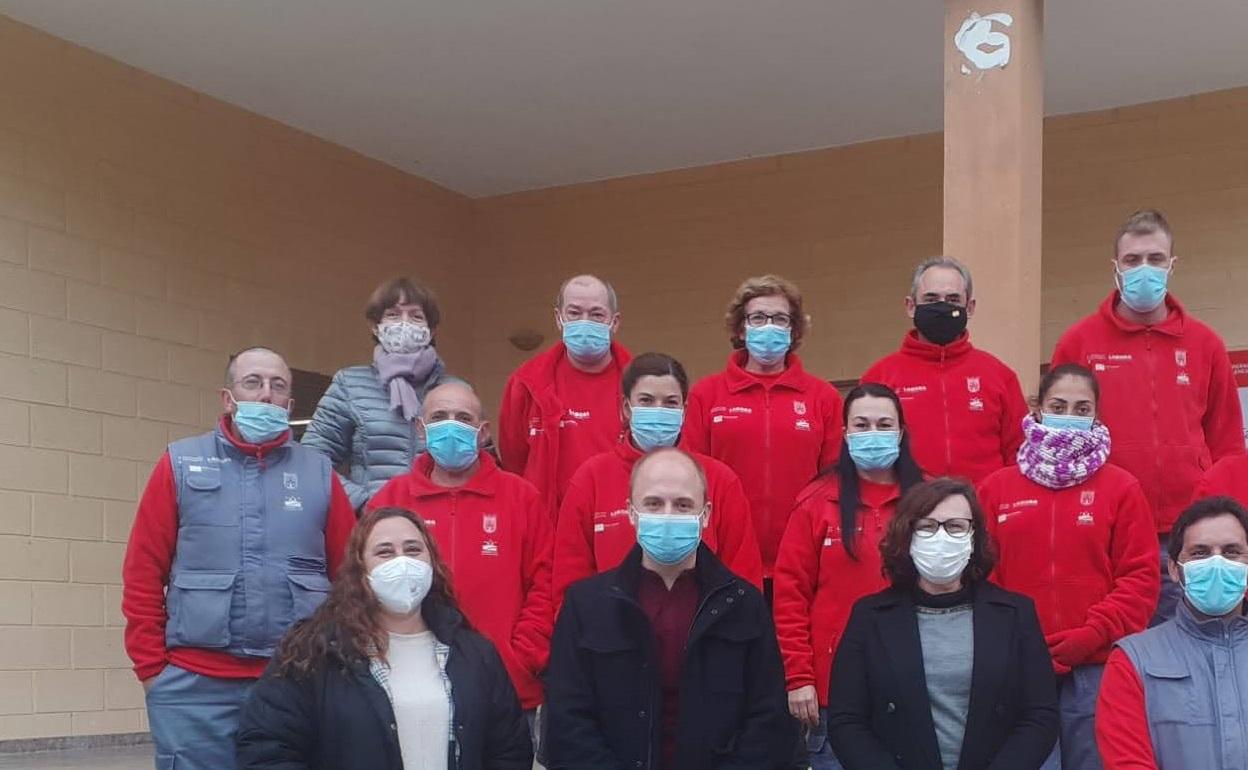 La presidenta de la Mancomunidad y el alcalde de Moixent, junto a los participantes y profesores del taller. 