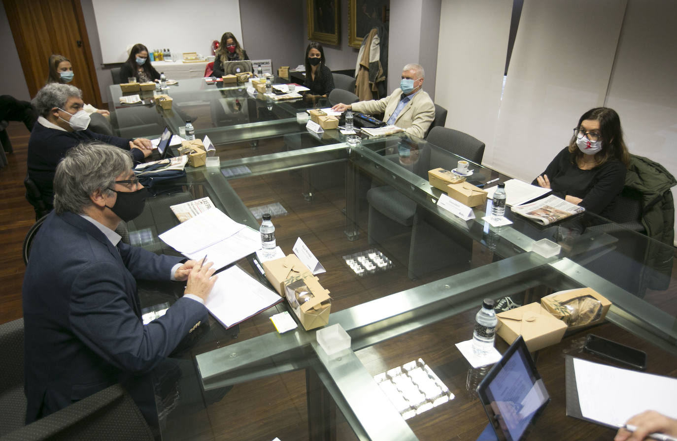 En conmemoración del Día Internacional de las Personas con Discapacidad LAS PROVINCIAS y Caixa Popular convocaron una mesa de expertos en la que participaron Elena Albert, directora general de Diversidad Funcional; Enrique Llin, presidente del Consejo Territorial de la ONCE en la Comunitat Valenciana; Miguel Montagut, director de Zona de Caixa Popular; Albert Marí, tesorero de COCEMFE Valencia; y María Escrivà, gerente de Impremta La Plaça, empresa pionera en integración.