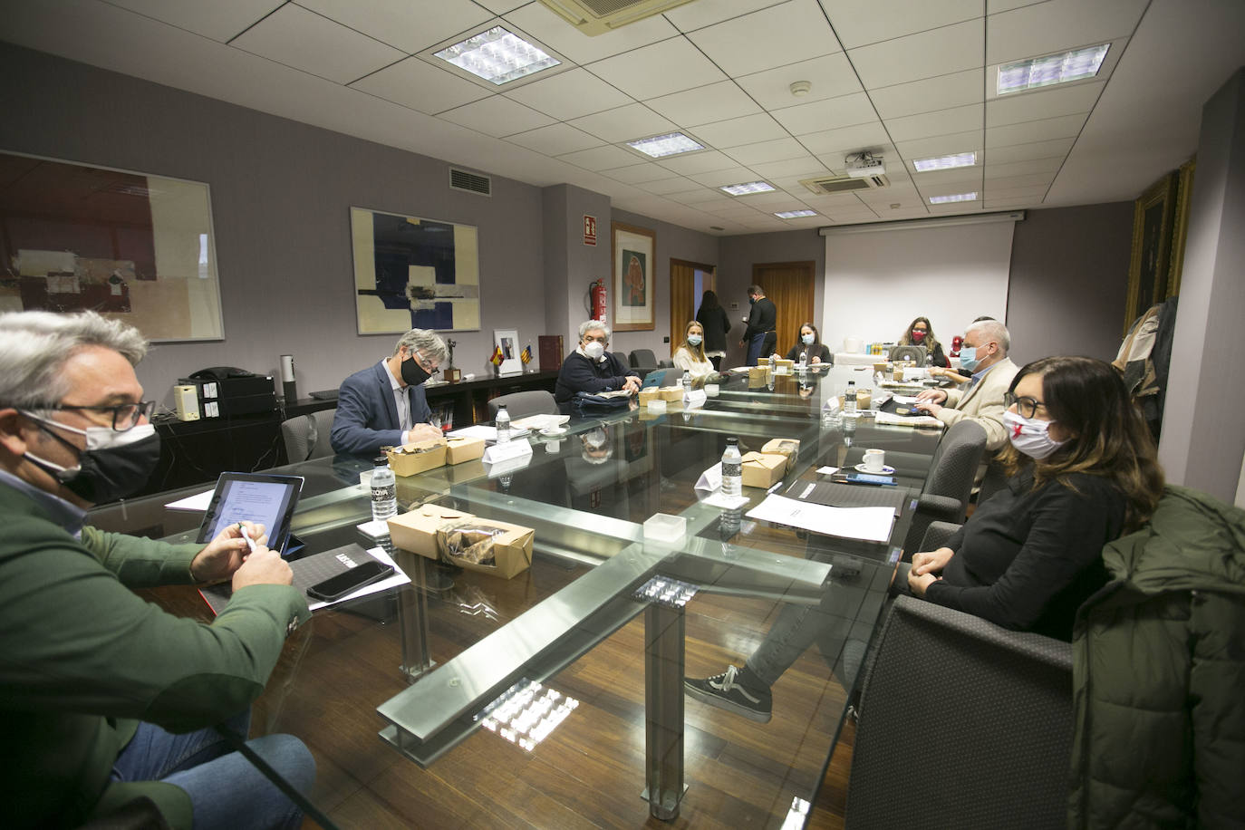 En conmemoración del Día Internacional de las Personas con Discapacidad LAS PROVINCIAS y Caixa Popular convocaron una mesa de expertos en la que participaron Elena Albert, directora general de Diversidad Funcional; Enrique Llin, presidente del Consejo Territorial de la ONCE en la Comunitat Valenciana; Miguel Montagut, director de Zona de Caixa Popular; Albert Marí, tesorero de COCEMFE Valencia; y María Escrivà, gerente de Impremta La Plaça, empresa pionera en integración.