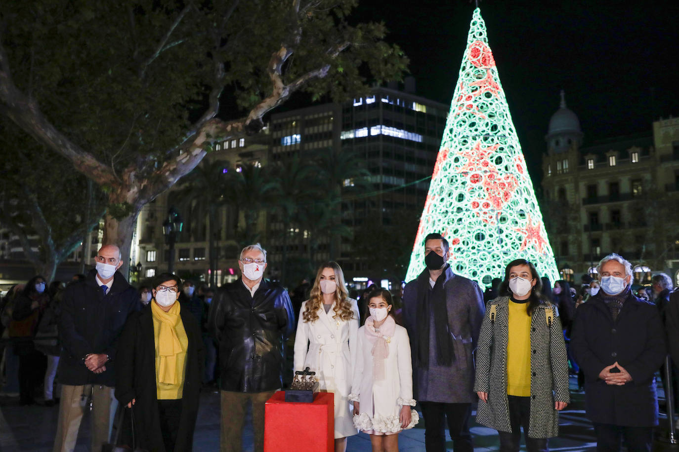 El alcalde Ribó ha asistido esta tarde al encendido en la plaza del Ayuntamiento, acompañado por las falleras mayores de Valencia, Consuelo Llobell y Carla García. La iluminación se estrena en la ciudad con quejas por el escaso gasto frente al aumento en otras ciudades para ayudar al comercio.