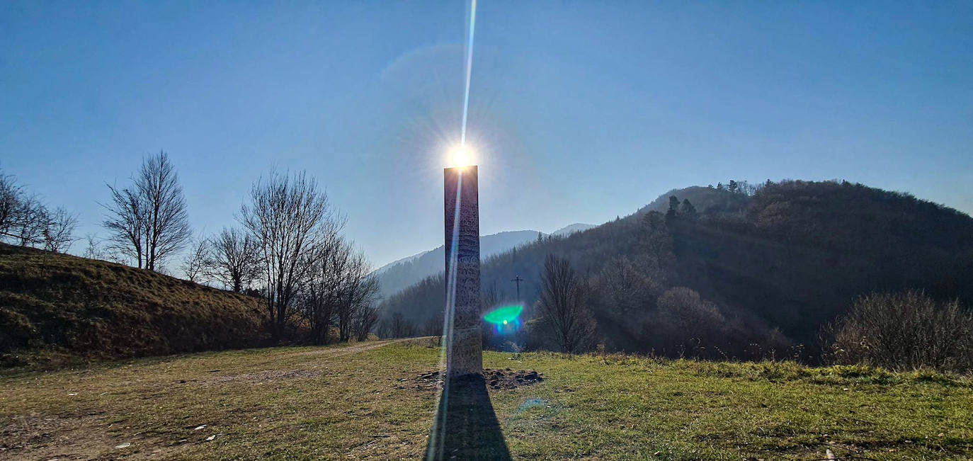 Primero fue la pieza de metal de Utah y, ahora, la de Rumanía -en la imagen-. Han encontrado un nuevo monolito, esta vez en la 'Montaña Sagrada' de Rumanía y que sigue la estela de la que apareció en un desierto de Utah y que ha sido expoliada. No es el rumano el mismo monolito que su 'gemelo' aparecido y desaparecido en Utah, pero su altura, unos tres metros, es casi igual, y también su construcción a base de acero pulido. El monolito europeo apareció en una propiedad privada, pero está dentro de lo que se considera un área protegida por su alto valor arqueológico, por lo que preocupa que la zona se llene ahora de curiosos como sucedió en Estados Unidos. Por su parte, el obelisco de metal de Utah ha encendido la imaginación de los observadores de ovnis, teóricos de la conspiración y fanáticos del difunto cineasta británico Stanley Kubrick