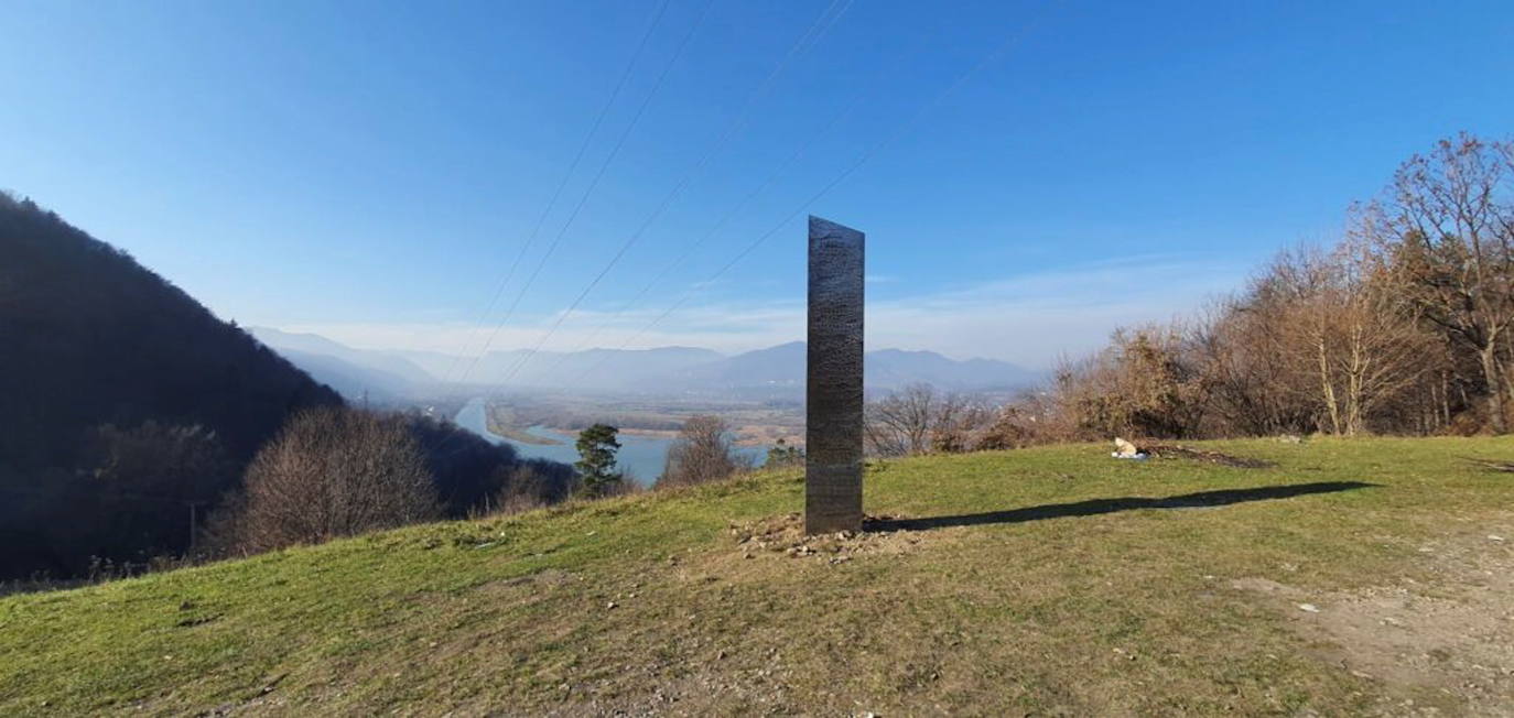 Primero fue la pieza de metal de Utah y, ahora, la de Rumanía -en la imagen-. Han encontrado un nuevo monolito, esta vez en la 'Montaña Sagrada' de Rumanía y que sigue la estela de la que apareció en un desierto de Utah y que ha sido expoliada. No es el rumano el mismo monolito que su 'gemelo' aparecido y desaparecido en Utah, pero su altura, unos tres metros, es casi igual, y también su construcción a base de acero pulido. El monolito europeo apareció en una propiedad privada, pero está dentro de lo que se considera un área protegida por su alto valor arqueológico, por lo que preocupa que la zona se llene ahora de curiosos como sucedió en Estados Unidos. Por su parte, el obelisco de metal de Utah ha encendido la imaginación de los observadores de ovnis, teóricos de la conspiración y fanáticos del difunto cineasta británico Stanley Kubrick