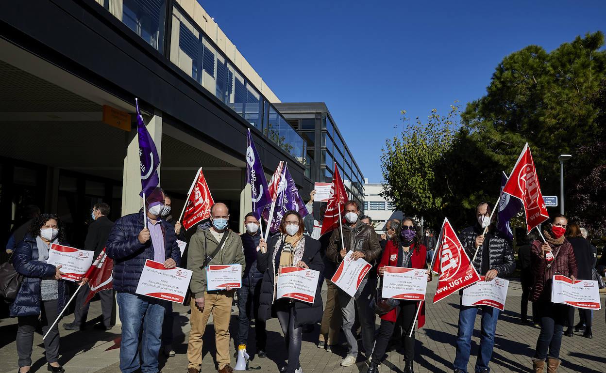 Participantes en la protesta organizada junto al rectorado de la Politècnica. 