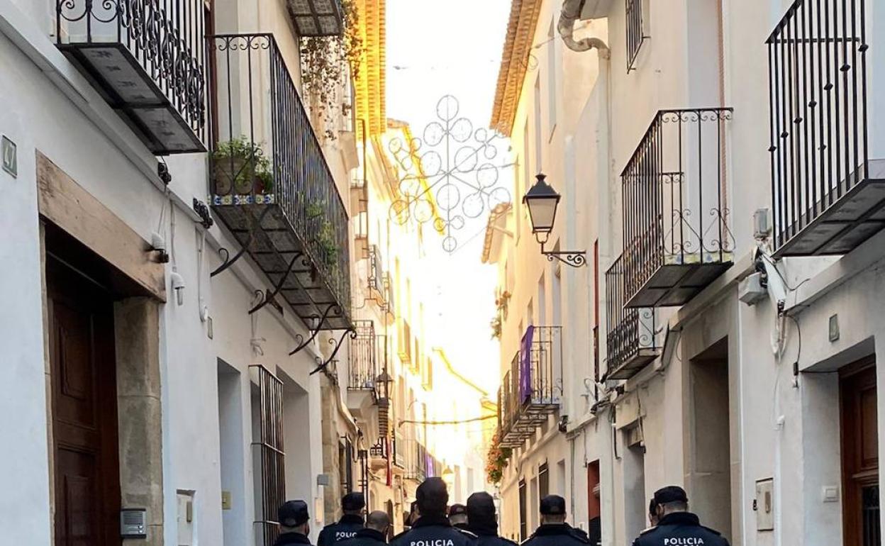 Los nuevos agentes de la Policía Local de Benissa durante un paseo por las calles del municipio.