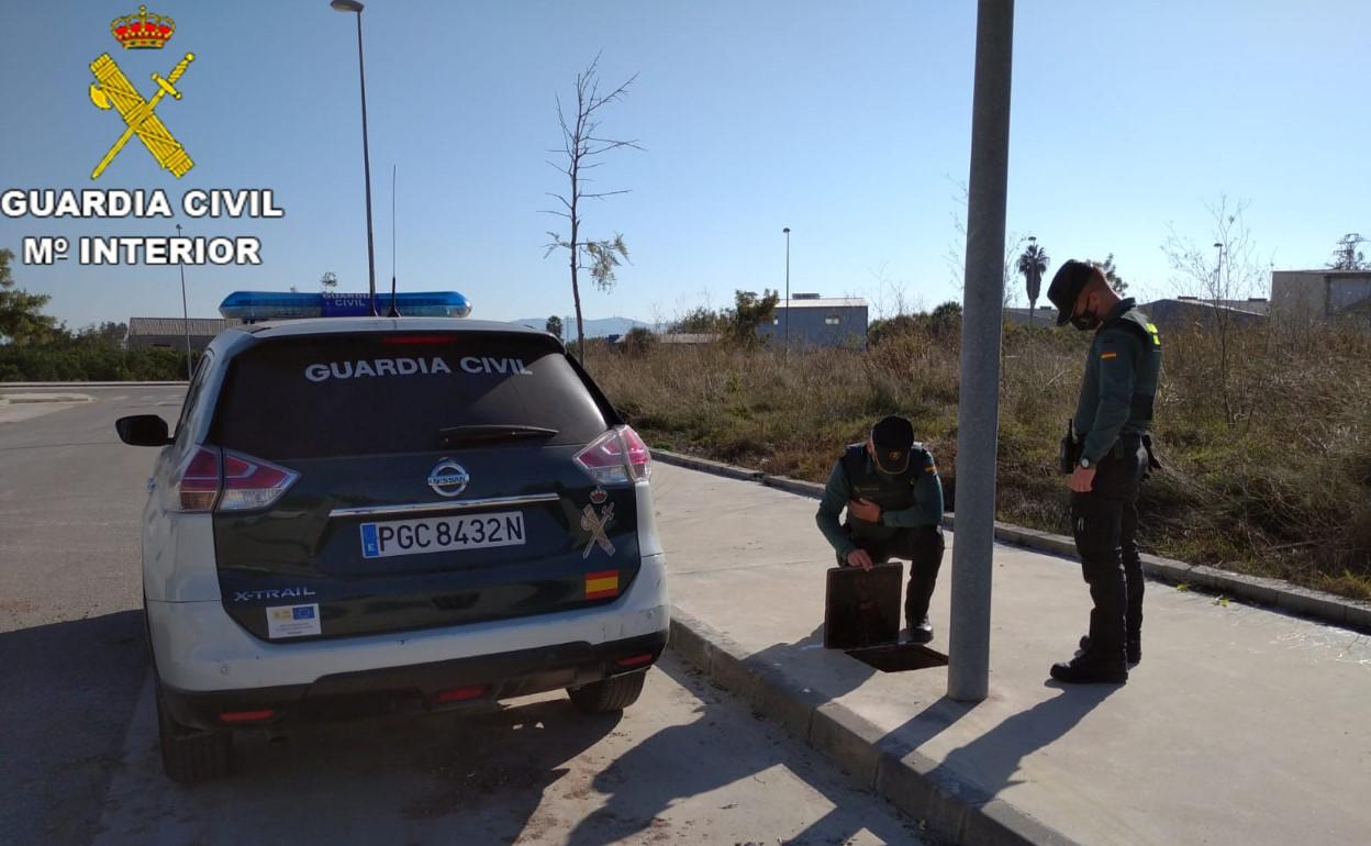 Agentes de la Guardia Civil inspeccionan las instalaciones eléctricas. 