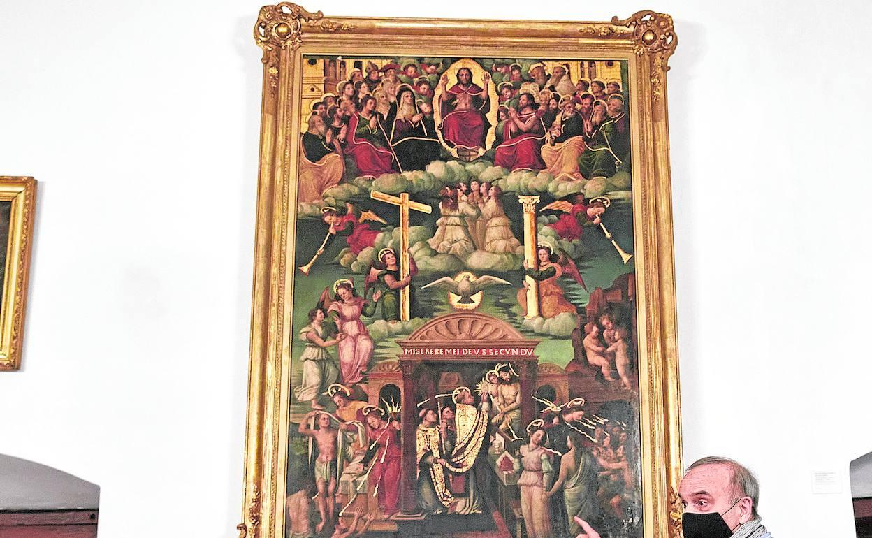 El retablo al que pertenece la obra inédita de Macip, mostrado por el responsable del Museo del Patriarca, Daniel Benito Goerlich. 