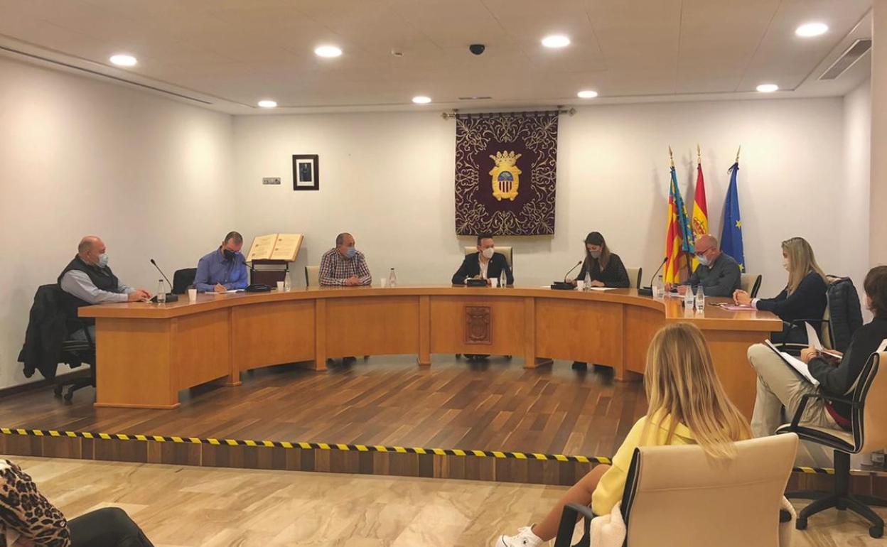 El pleno de la corporación aprobó por unanimidad la amortización de la deuda. 