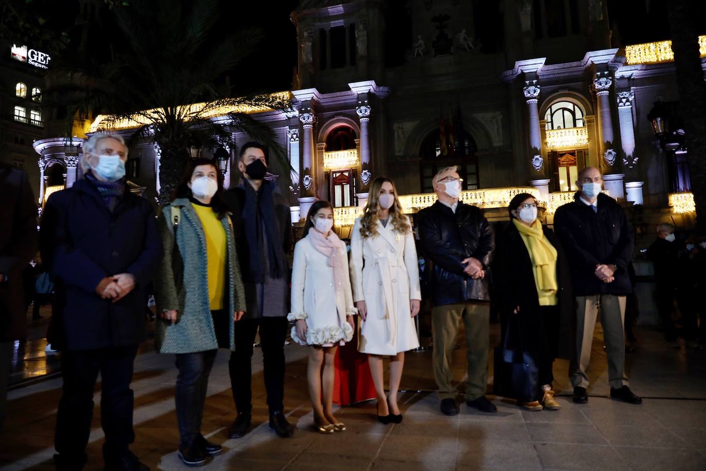 El alcalde Ribó ha asistido esta tarde al encendido en la plaza del Ayuntamiento, acompañado por las falleras mayores de Valencia, Consuelo Llobell y Carla García. La iluminación se estrena en la ciudad con quejas por el escaso gasto frente al aumento en otras ciudades para ayudar al comercio.