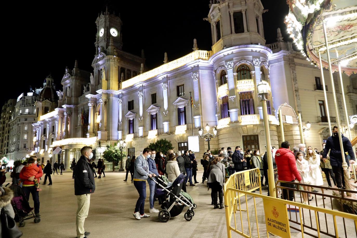 El alcalde Ribó ha asistido esta tarde al encendido en la plaza del Ayuntamiento, acompañado por las falleras mayores de Valencia, Consuelo Llobell y Carla García. La iluminación se estrena en la ciudad con quejas por el escaso gasto frente al aumento en otras ciudades para ayudar al comercio.