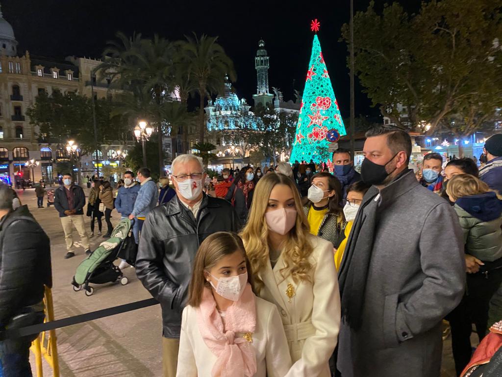 El alcalde Ribó ha asistido esta tarde al encendido en la plaza del Ayuntamiento, acompañado por las falleras mayores de Valencia, Consuelo Llobell y Carla García. La iluminación se estrena en la ciudad con quejas por el escaso gasto frente al aumento en otras ciudades para ayudar al comercio.