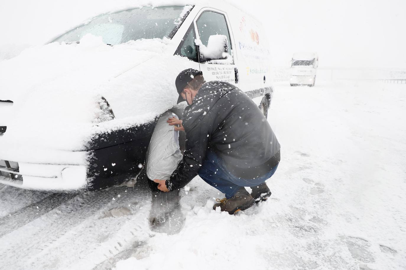 Vehículos atrapados por la nieve en la A-54 que une Lugo con Santiago.