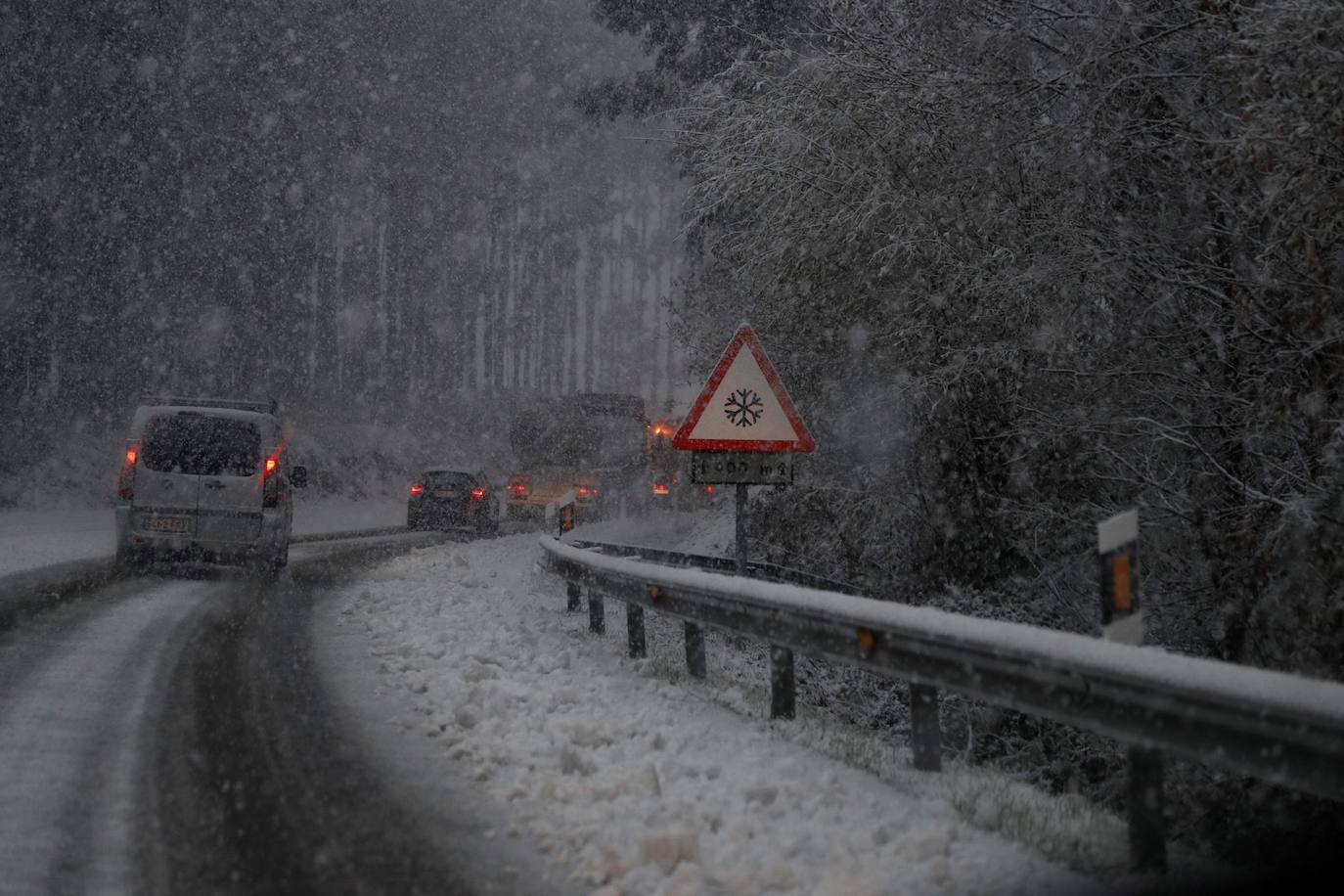 Vehículos atrapados por la nieve en la A-54 que une Lugo con Santiago.