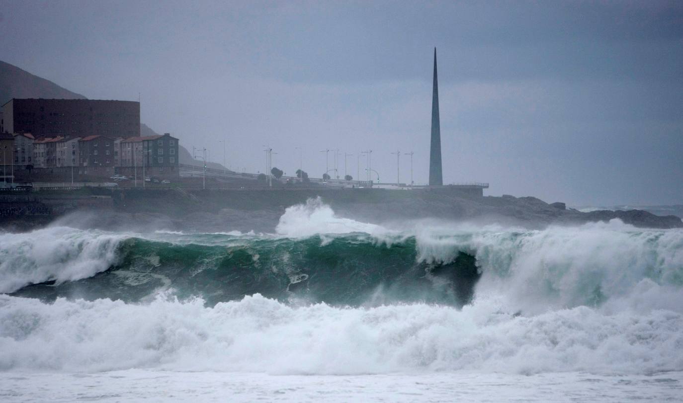 Fuerte oleaje en la ciudad de A Coruña.