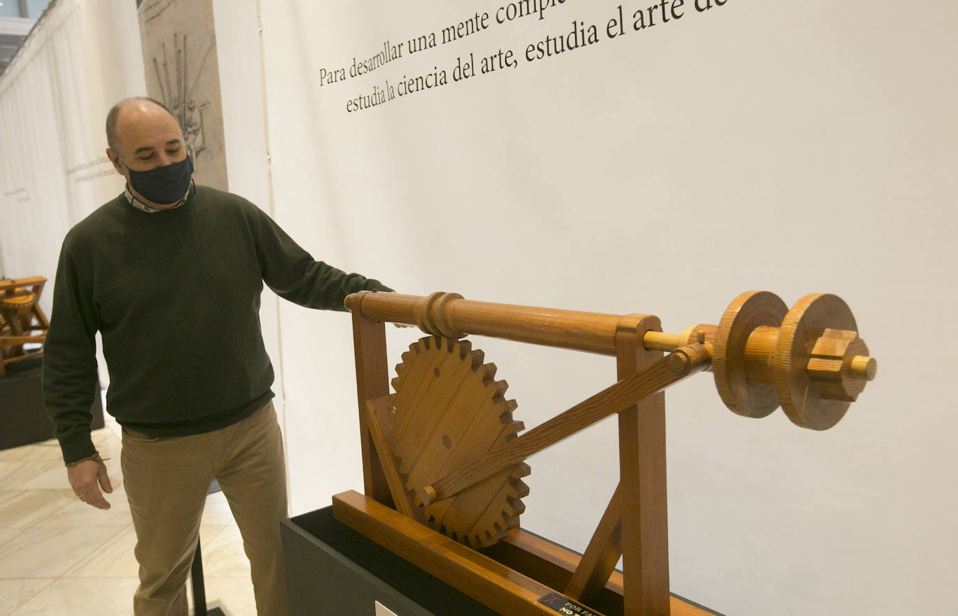 El Ateneo Mercantil de Valencia acoge la exposición 'Leonardo da Vinci. El Inventor'. En la muestro, algunos de los artefactos proyectados por el genio cobran vida a través de un total de 21 maquetas reproducidas a gran escala a partir de bocetos originales. 