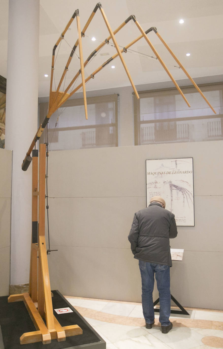 El Ateneo Mercantil de Valencia acoge la exposición 'Leonardo da Vinci. El Inventor'. En la muestro, algunos de los artefactos proyectados por el genio cobran vida a través de un total de 21 maquetas reproducidas a gran escala a partir de bocetos originales. 