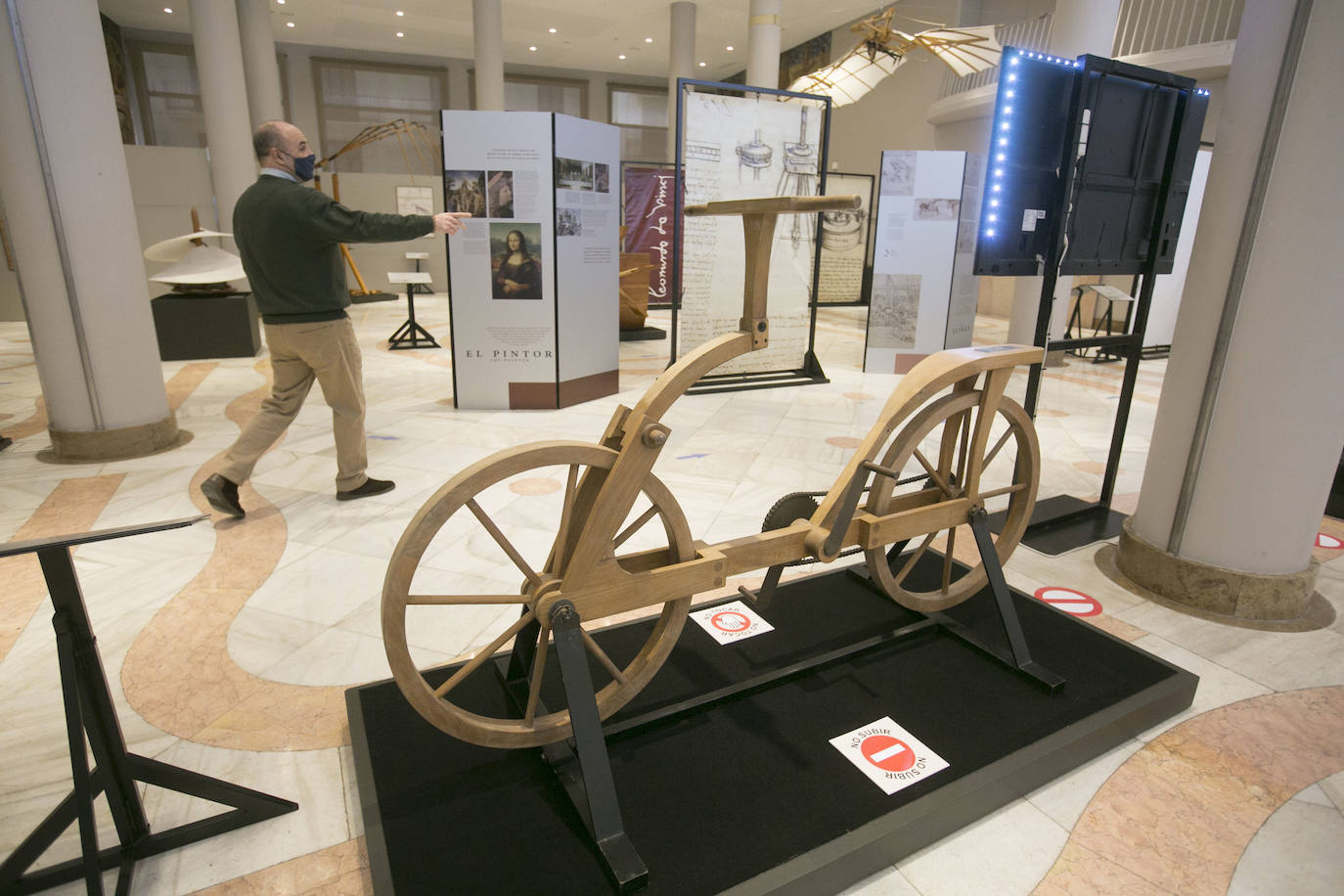 El Ateneo Mercantil de Valencia acoge la exposición 'Leonardo da Vinci. El Inventor'. En la muestro, algunos de los artefactos proyectados por el genio cobran vida a través de un total de 21 maquetas reproducidas a gran escala a partir de bocetos originales. 