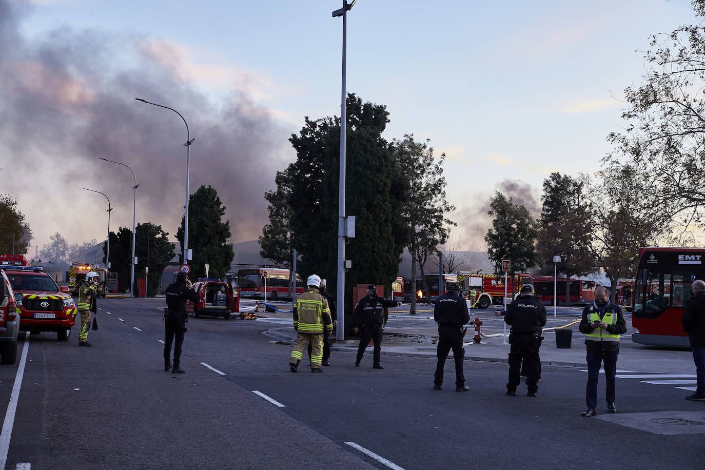 Fotos: Incendio en las cocheras de la EMT del barrio de San Isidro de Valencia