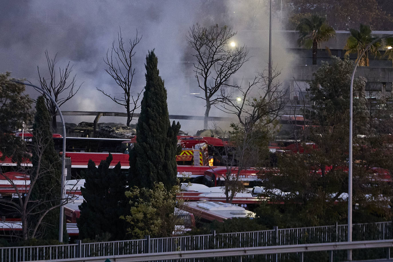 Fotos: Incendio en las cocheras de la EMT del barrio de San Isidro de Valencia