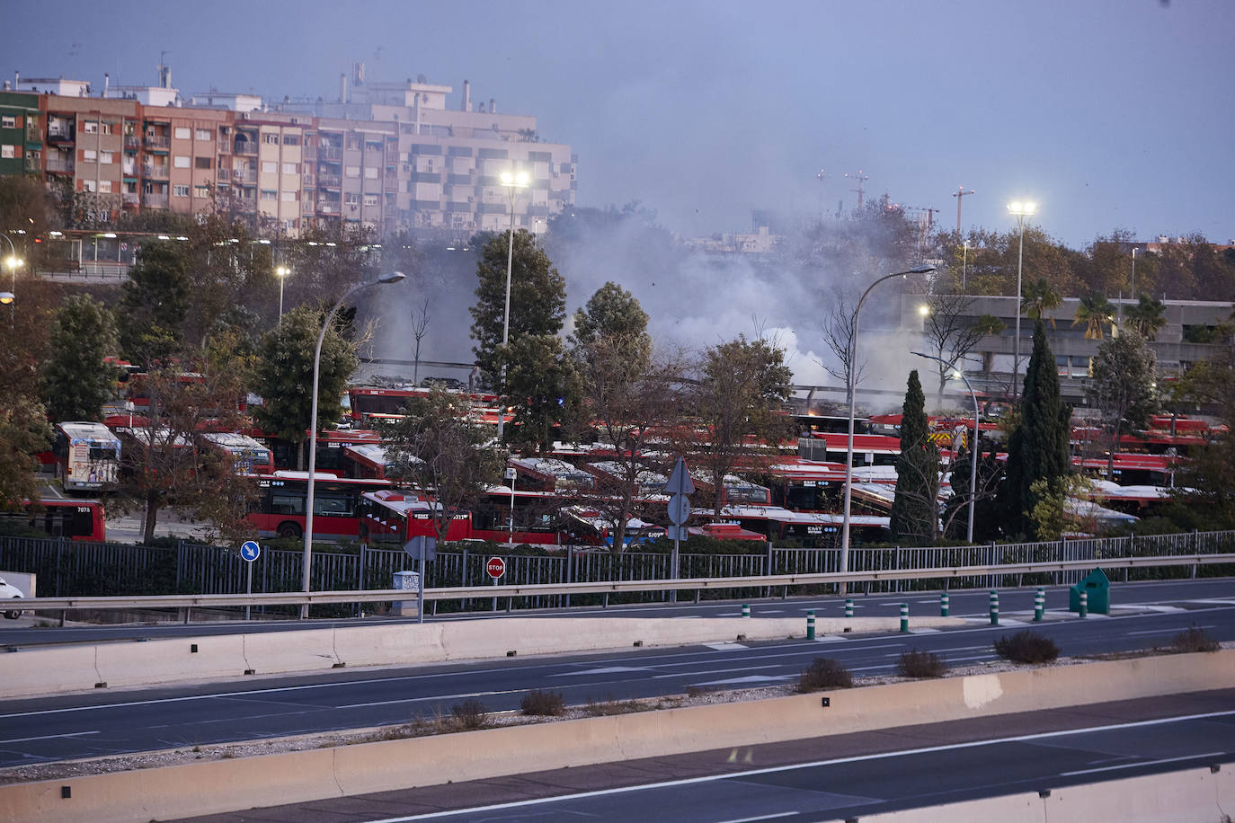 Fotos: Incendio en las cocheras de la EMT del barrio de San Isidro de Valencia