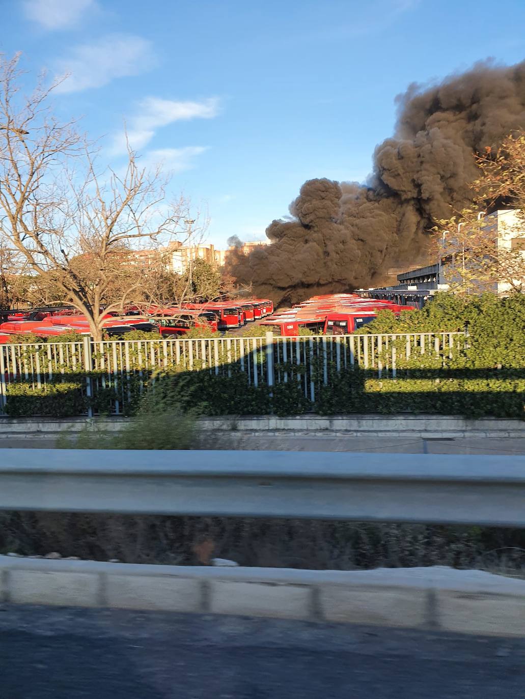 Fotos: Incendio en las cocheras de la EMT del barrio de San Isidro de Valencia