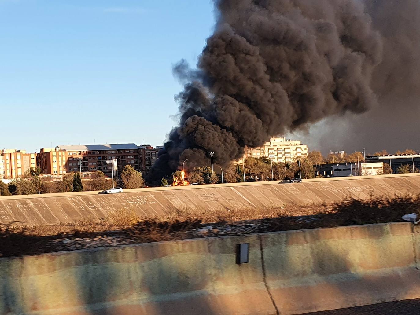 Fotos: Incendio en las cocheras de la EMT del barrio de San Isidro de Valencia