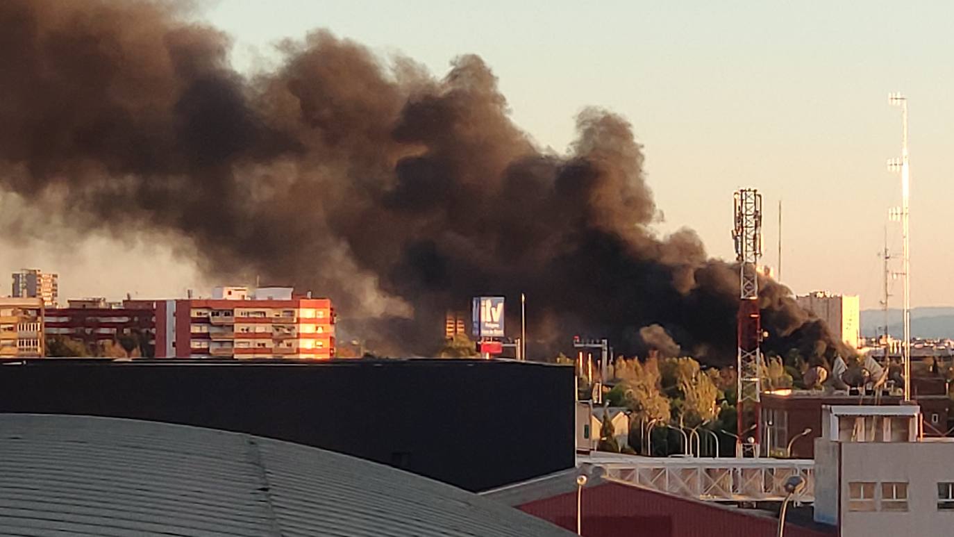 Fotos: Incendio en las cocheras de la EMT del barrio de San Isidro de Valencia