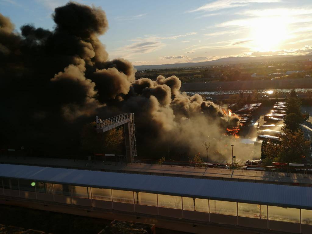 Fotos: Incendio en las cocheras de la EMT del barrio de San Isidro de Valencia