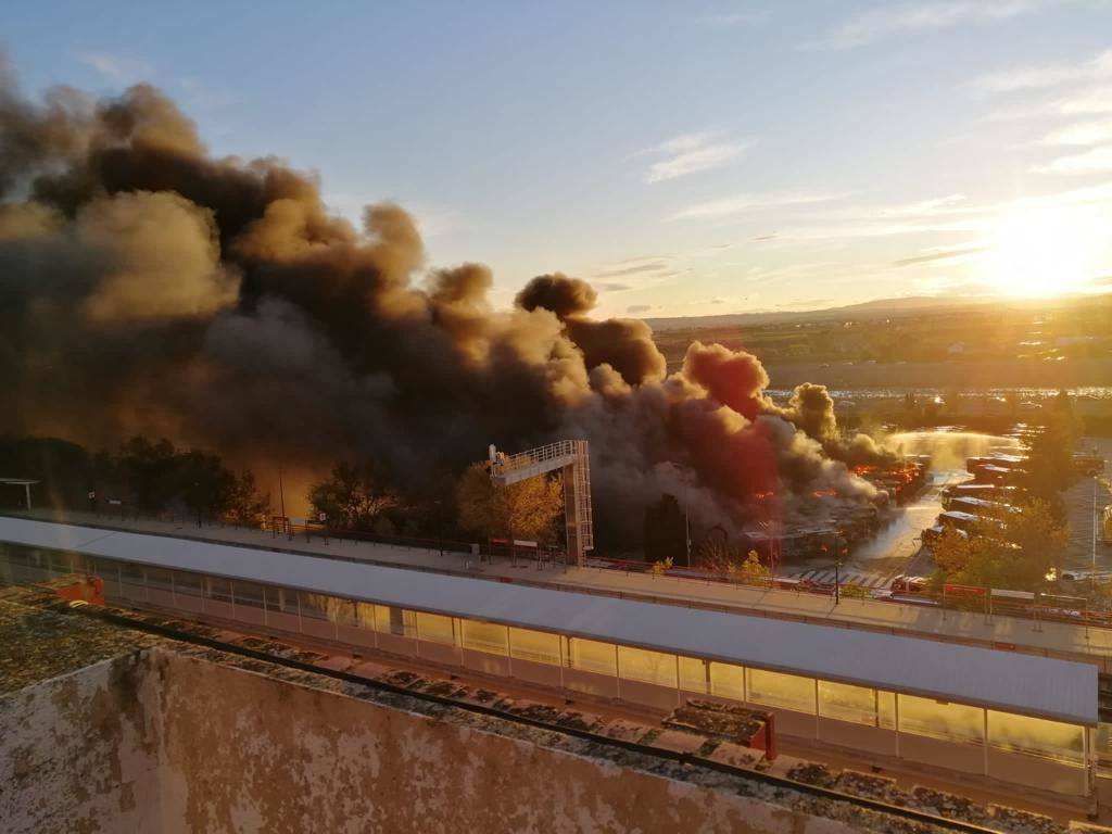 Fotos: Incendio en las cocheras de la EMT del barrio de San Isidro de Valencia