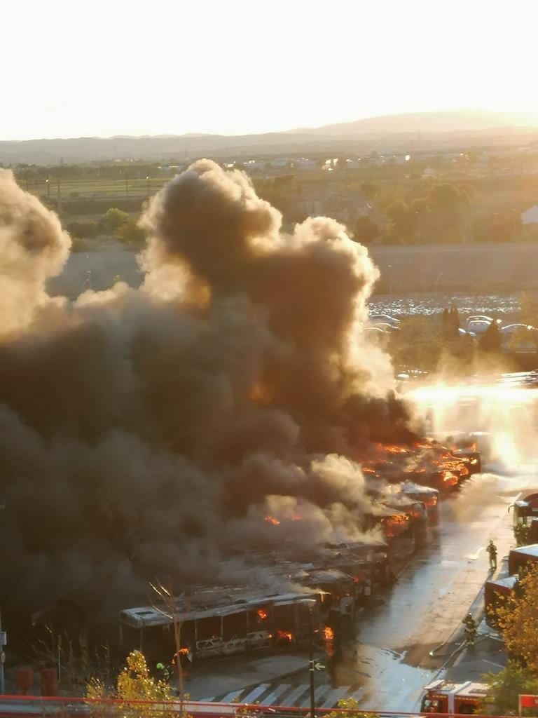 Fotos: Incendio en las cocheras de la EMT del barrio de San Isidro de Valencia