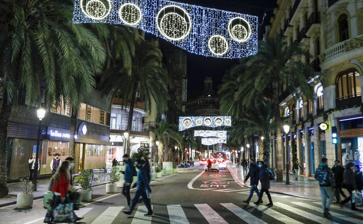 Ciudadanos por una calle del centro de Valencia, este jueves.