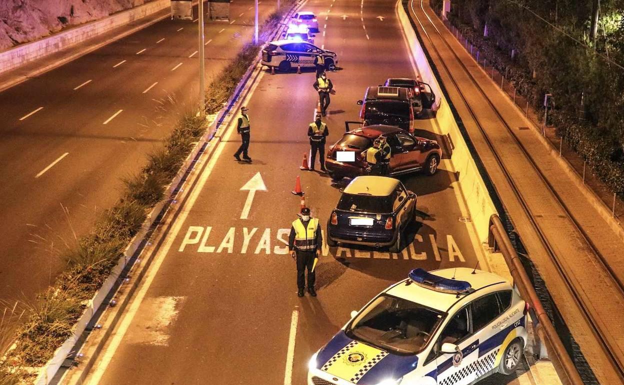 Control policial en la avenida Juan Bautista Lafora de Alicante. 