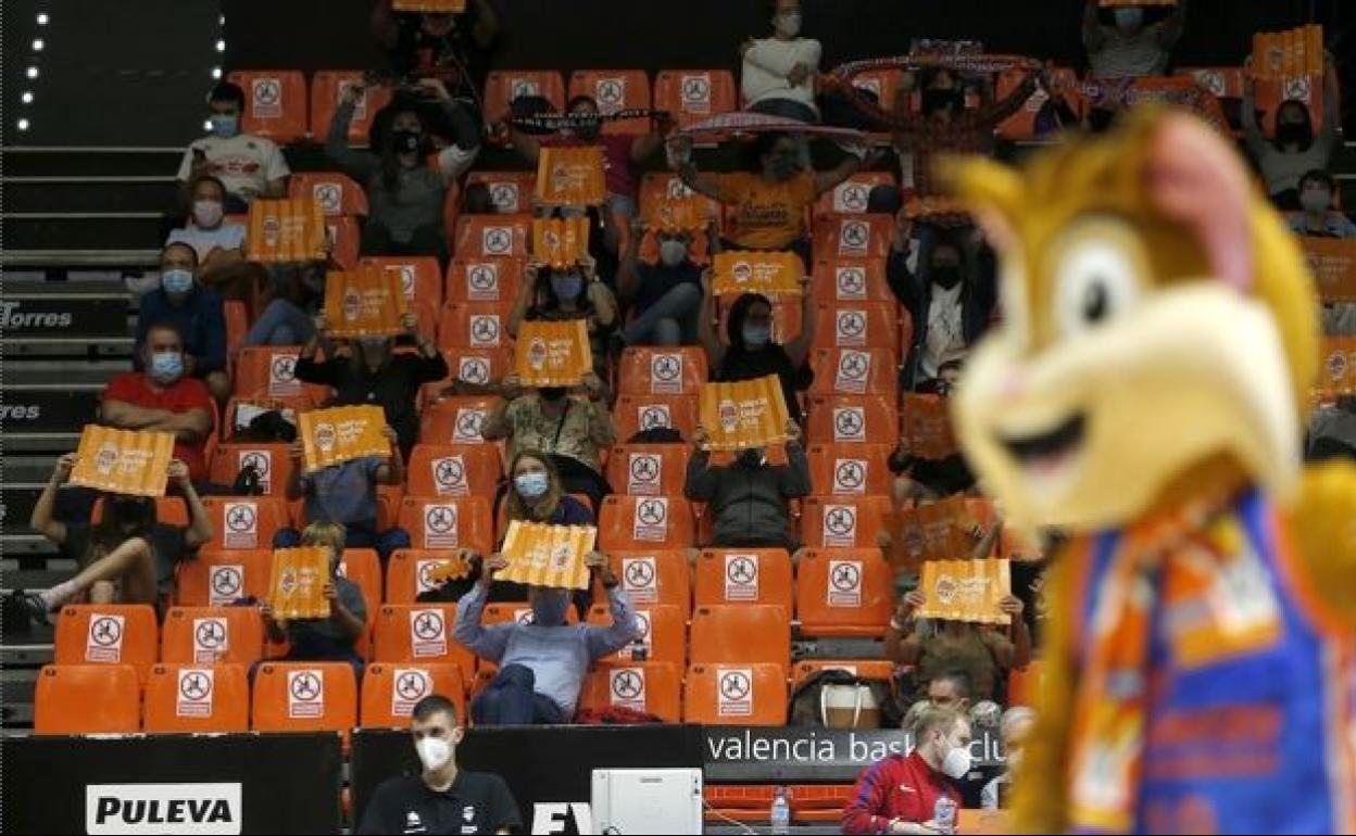 Espectadores en la Fonteta durante un partido del Valencia Basket femenino esta temporada. 