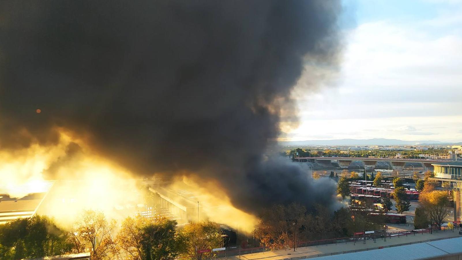 Fotos: Incendio en las cocheras de la EMT del barrio de San Isidro de Valencia