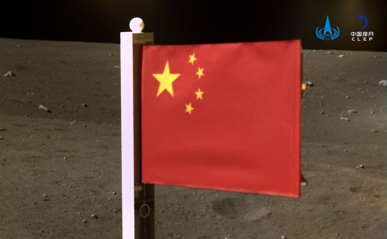 Imagen de la bandera china plantada en la Luna. 